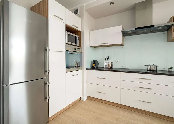 Comfortable With Parking In By Renters * بوزنان