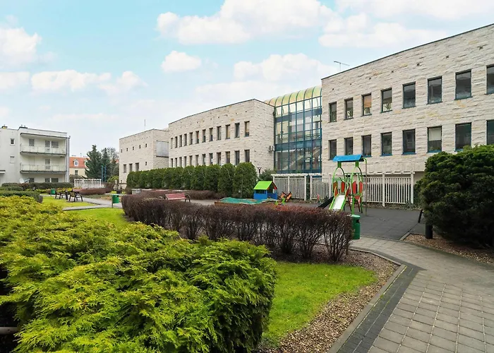 Comfortable With Parking In By Renters بوزنان